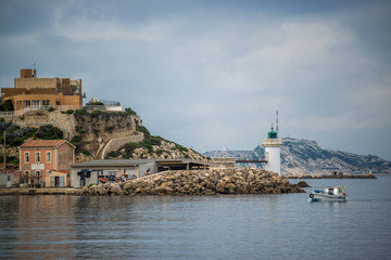 Fototapeta na wymiar Matinée nuageuse à l'entrée du port de Marseille