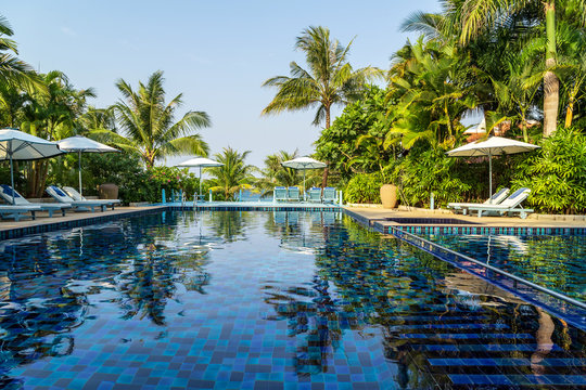 Sunbathing deck and private swimming pool
