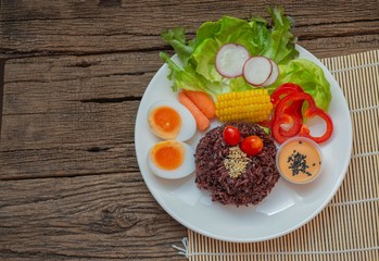 Rice berry with salad and egg