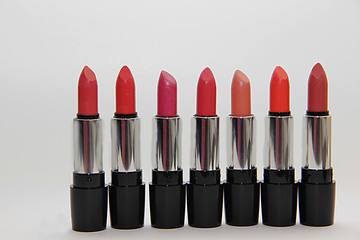 Obraz premium a set of lipsticks of bright colors stand in a row close-up