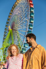 Fototapeta premium Medium shot couple with carnival wheel