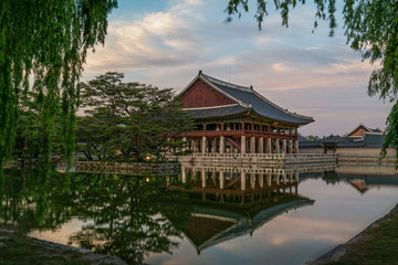 Obraz premium The beautiful scenery of Gyeonghoeru, located in Gyeongbokgung Palace, Seoul, Korea