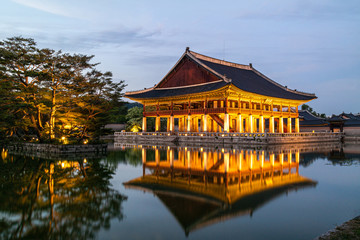 Fototapeta premium The night view of Gyeonghoeru, located in Gyeongbokgung Palace in Seoul, Korea