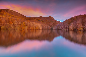 Paisaje al amanecer del pantano del parque natural del Montseny (Cataluña, España)