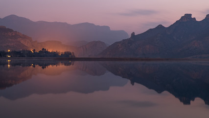 Reflejo en el agua del paisaje del pantano de Sant Llorenç de Montgai al amanecer (Cataluña, España)