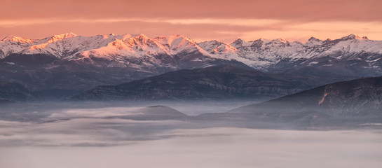 Fototapeta na wymiar Panorama de las montañas de los Pirineos al amanecer.