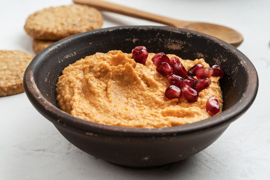 Hummus with roasted bell pepper and pomegranate seeds