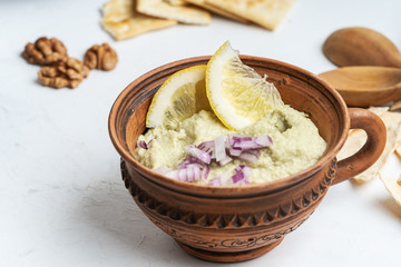 Wakame seaweed hummus with red onion and lemon