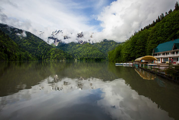 Fototapeta premium Ritsa górskie jezioro w Abchazji wiosną