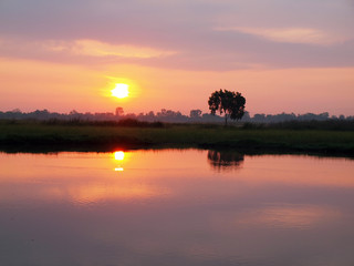 Obraz na płótnie Canvas sunset over the lake