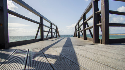 mostek nad morzem piękny drewniany 