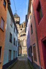 Fototapeta na wymiar Altstadtgasse und Dom in Andernach am Rhein