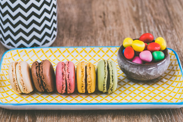 Goûter avec des macarons colorés et des bonbons