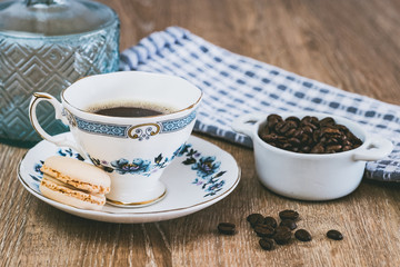 Tasse de café en porcelaine ancienne et macaron