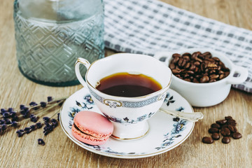 Tasse de café en porcelaine ancienne et macaron