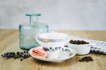 Tasse de café en porcelaine ancienne et macaron