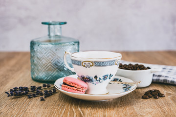Tasse de café en porcelaine ancienne et macaron