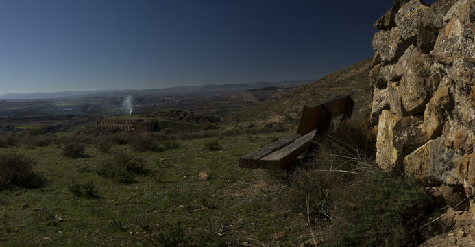 paisaje de monta&ntilde;a y un banco en primer plano con vistas al pueblo de bilbilis