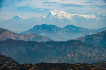 Capas de montañas en Nepal con el Himalaya al fondo