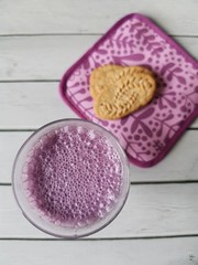 blueberry and vegetable milk smoothies with whole- grain cookies