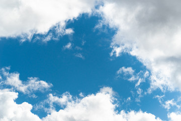 Obraz premium Blue sky with fluffy clouds