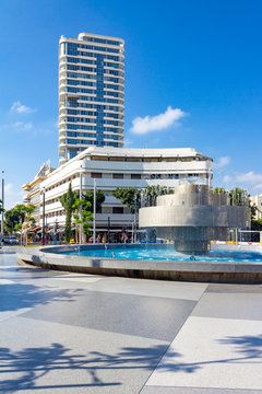 Der Dizengoff Platz im Bauhaus Stil direkt im Herzen Tel Avivs, Israel.