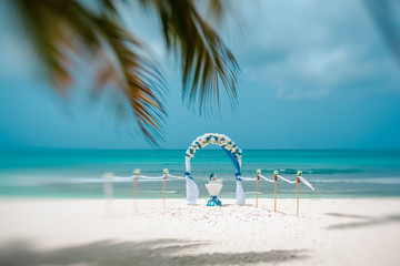 Obraz na płótnie Canvas Wedding arch on the beach, artistic blur, lensbaby