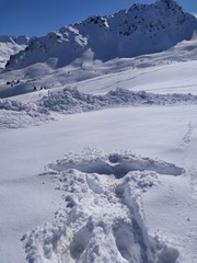 Silhouette dessinée dans la neige en premier plan de Roselette situé sur la station de Contamines-Montjoie Montblanc
