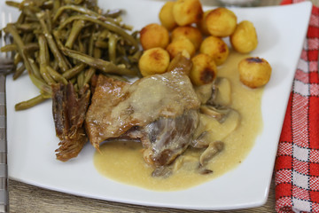 cuisse de canard confite sauce aux champignons et légumes 
