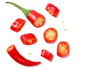 Keuken spatwand met foto gesneden rode hete chili pepers geïsoleerd op een witte achtergrond. bovenaanzicht © Eywa