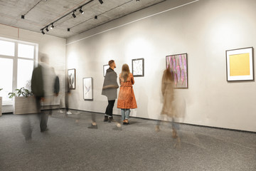 Exhibition in modern crowded art gallery - obrazy, fototapety, plakaty