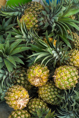 Ananas en vrac sur un marché de Mayotte.