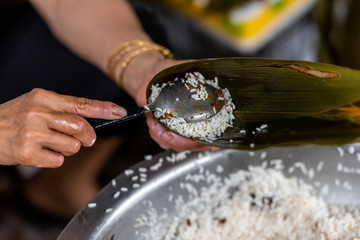 The process of making zongzi(traditional Chinese rice-pudding)