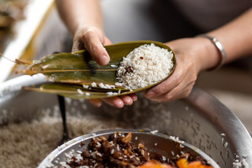 The process of making zongzi(traditional Chinese rice-pudding)