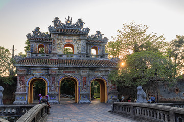 フエ王宮（阮朝王宮 グエン朝王宮）と夕日　ベトナム　フエ　 dai noi hue and  Sunset Vietnam Hue © M・H