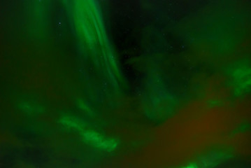 aurore boréale verte dans un ciel étoilé