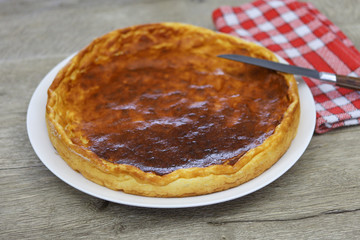 gâteau au fromage blanc dans une assiette