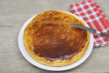 gâteau au fromage blanc dans une assiette