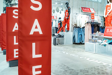 Discount on the banner on sale at the Mall at the entrance.