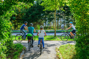Alltags-Verkehrsituation an einer Radwegekreuzung