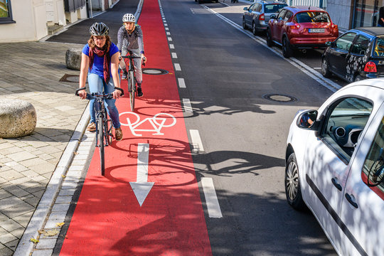 Radfahrer im Gegenverkehr auf einer Einbahnstra&szlig;e