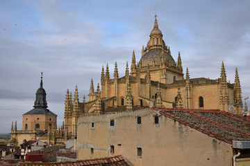 Fototapeta na wymiar La cathédrale de Ségovie au lever du jour, Espagne