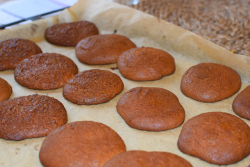 Baking cinnamon gingerbread. Gingerbread cookies on a baking sheet .