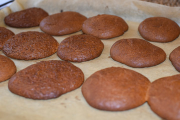 Baking cinnamon gingerbread. Gingerbread cookies on a baking sheet .
