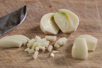 Zubereitung von Knoblauch:  Schneiden von Knoblauchzehen