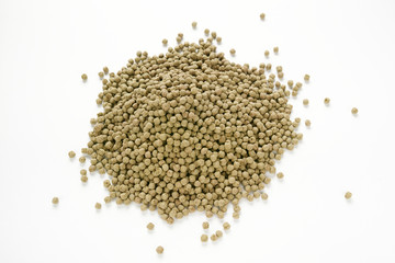 周辺に粒が飛び散った丸い金魚の餌