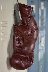 Boxtraining Boxhandschuhe am Spind.