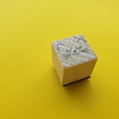 kleine Holzwürfel auf dem Tisch