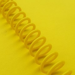 bunte Schleifen auf dem Tisch