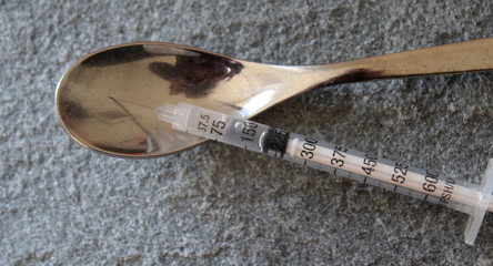 Siringa - vaccino o droga